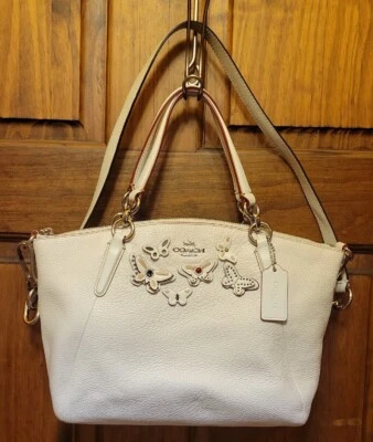 Bolso Bandolera Coach Kelsey Cartera de Cuero con Apliques de Mariposa F59354 Tiza Foto 1 de 4