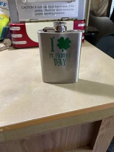 Edelstahl Flachmann St. Patricks Day Lucky Irish Shamrock 4 oz Whiskey Bourbon - Bild 1 von 1