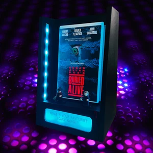 Unidad de pantalla LED de cinta de video VHS inspirada en terror a medida con Freddy/Michael - Imagen 1 de 7