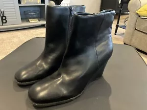 DV by Dolce Vita schwarze Stiefeletten mit Keilabsatz und veganem Leder Größe 11 - Bild 1 von 4