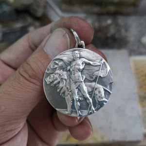 Ciondolo uomo argento sterling 925 coraggioso e leone tondo rilievo TA183A JP - Foto 1 di 9