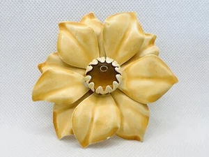 Broche vintage firmado con centro de vidrio esmaltado ámbar flor power 3 pulgadas - Imagen 1 de 5
