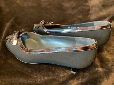 Zapatos Stuart Weitzman para mujer negros satinados 10 M punta abierta 1-3/4” pulgadas tacón, lazos Foto 1 de 4