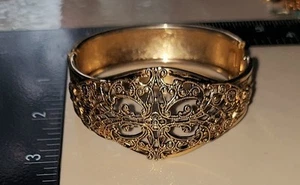 Vintage Filligree Art Deco Gold Plated Floral Hinge Bracelet 2.5 Inches + Bag - Picture 1 of 6