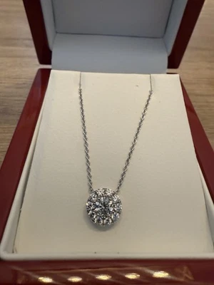 NUEVO EN CAJA 1/4 CT. T.W. Colgante multidiamante certificado cultivado en laboratorio en oro blanco de 14 K Foto 1 de 3