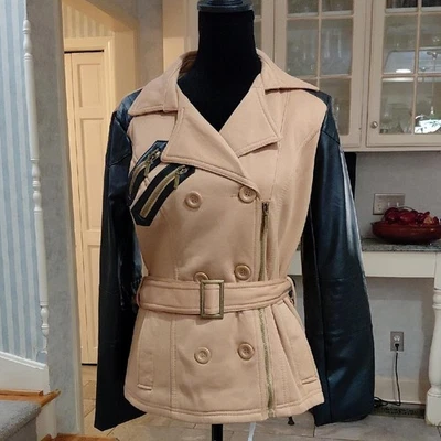 Gabardina "Yoki" apenas usada, talla S, poliéster tostado y cuero sintético negro. .... Foto 1 de 4