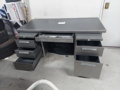 Escritorio cisterna de metal Steelcase vintage de mediados de siglo Foto 1 de 4