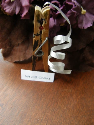 9984)1: Pinza para ropa de primavera para novia y novio para besar "Nos conocimos en línea" Foto 1 de 4