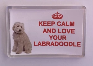 Imán de nevera blanco para perro Labradoodle mantén la calma y ama a tu labradoodle - Imagen 1 de 3