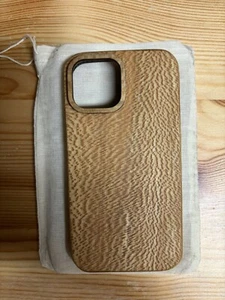 Massivholz (Sycamore) Kerf iPhone 15 Hülle mit Kamera Stoßstange MagSafe kompatibel - Bild 1 von 4