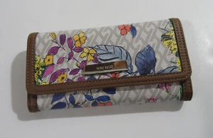 Nine West It Mädchen dreifach faltbare Scheckbuch Geldbörse Blumenmuster mehrfarbig - Bild 1 von 6