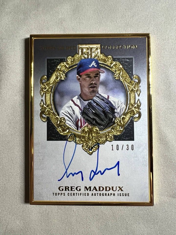 Colección dorada 2022 miembro del Salón de la Fama enmarcado en oro 10/30 Greg Maddux Auto Salón de la Fama Foto 1 de 2