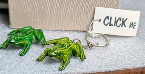 Vintage Set 2 Shackman & Co Metall grün Glücksbringer Frosch Klicker Schlüsselanhänger Charms - Bild 1 von 13