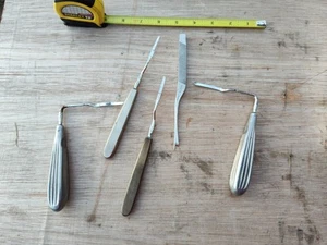 Menge 5 kleine chirurgische Werkzeuge Säge Nasen Edelstahl Vintage - Bild 1 von 13