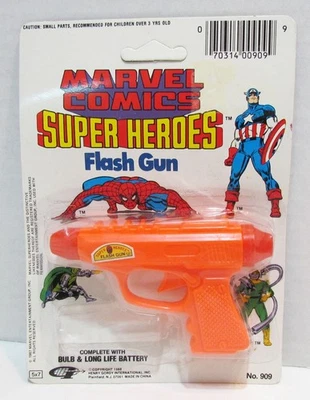 Pistola flash Marvel Comics Super Heroes 1984 Gordy sin usar en tarjeta Spider-Man de colección Foto 1 de 2