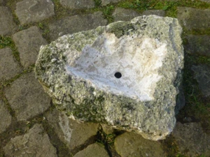Quellstein Brunnenstein mit Loch für Quellsteinbrunnen Naturstein Nr. 16 Unikat - Bild 1 von 8