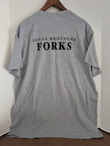 Camisa The Jonas Brothers Gira Equipo Local Concierto "Tenedores" Carretilla elevadora Crew Gris - Imagen 1 de 4