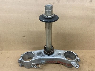 2007-2008 Suzuki GSXR1000, árvore tripla inferior, ponte de tubo de garfo dianteiro #11521 - Imagem 1 de 4