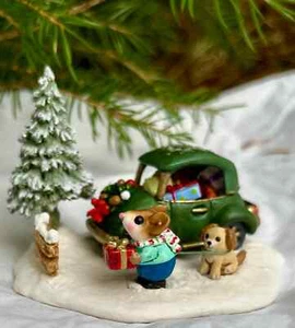 Wee Forest Folk SALIDA PARA ENTREGA, WFF# M-454g, Ratón de Navidad, LTD 2024 - Imagen 1 de 1
