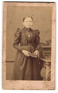 Fotografie Portrait von Emma im gerüschten Kleid mit Medaillon und Buch 