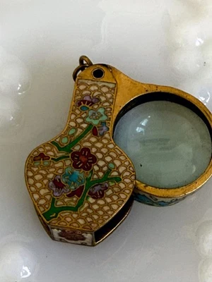 Lupa plegable Cloisonne de latón floral antigua de los años 20 Foto 1 de 4