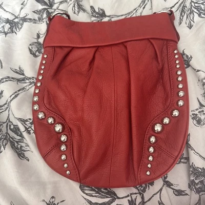 Bolso de Hombro B Makowsky Cuero Genuino Rojo Tachonado con Forro de Leopardo Foto 1 de 4