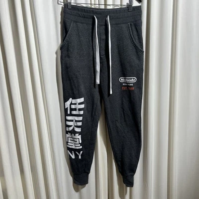 Pantalones deportivos Nintendo New York para hombre pequeños grises EST 1889 logotipo japonés Foto 1 de 4