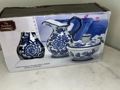 ¡NUEVO! Crema y azúcar cerámica floral azul y blanco Bombay Company 2 piezas en caja Foto 1 de 4