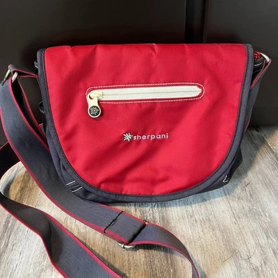 Bolsa tiracolo Sherpani Milli de náilon mini mensageiro, vermelha e preta - Imagem 1 de 4
