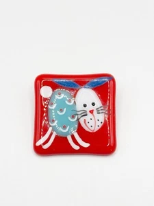 Broche épingle motif chien en verre fondu rouge et multicolore - Photo 1/2