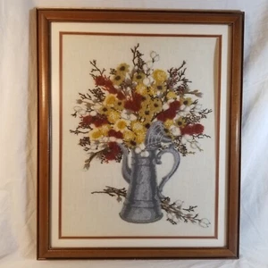 Vintage Crewel Blumen im Krug 18 x 22 gerahmt Nadelspitze bestickt EUC - Bild 1 von 6