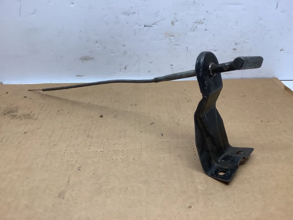 63-66 C2 Corvette conjunto de liberação de capô com suporte original GM Survivor fabricante de equipamento original - Imagem 1 de 4