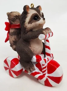Charming Tails Ornament: Triciclo costruito da dolcetti - 86/658 - *Raro* incontaminato - Foto 1 di 6