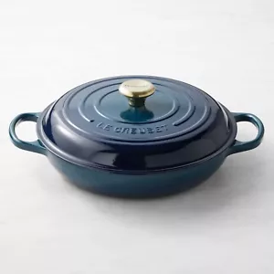 Hierro fundido Le Creuset Signature 3,5 cuartos Braiser, Agave (Perilla Dorada) - Totalmente Nuevo - Imagen 1 de 10