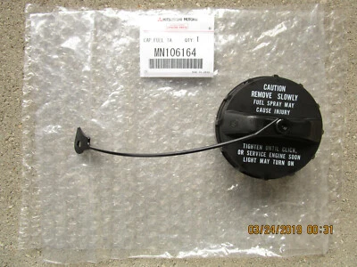 01 - 04 MITSUBISHI MONTERO SPORT TANQUE DE COMBUSTIBLE TAPA DE LLENADO CUBIERTA CON CORREA NUEVO Foto 1 de 2