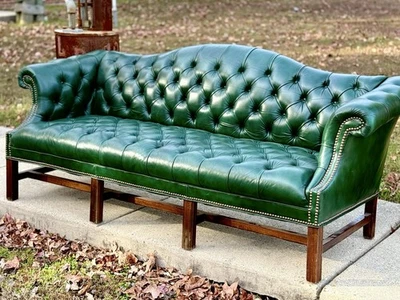 Винтажный стеганый кожаный диван Camelback Chesterfield и зеленый - Изображение 1 из 4