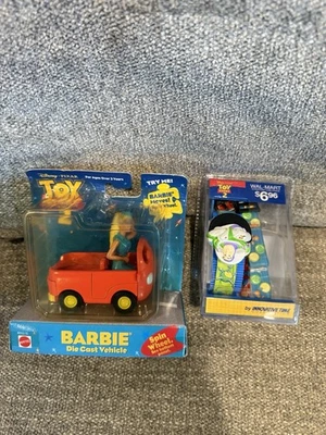 Nuevo en paquete reloj Buzz Lightyear Toy Story de colección y vehículo diecast Barbie Foto 1 de 3
