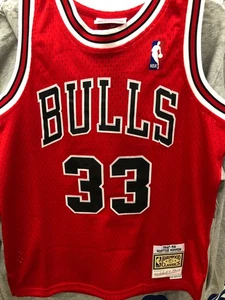 SCOTTIE PIPPEN  CHICAGO BULLS  Jersey NBA BOYS/YOUTH MITCHEL & NESS  RED - Foto 1 di 5