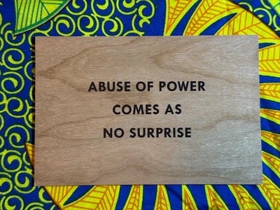 Postal de Jenny Holzer Truisms 2018: el abuso de poder no es una sorpresa Foto 1 de 2