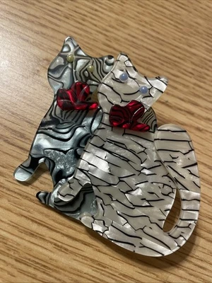 双猫灰色和白色醋酸纤维带红色蝴蝶结和珍珠眼-Lea Stein 仿制品 — 第 1/4 张图片