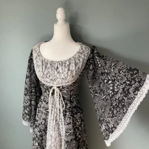 Vtg 70s 1970s Black Lace Up Bodice Floral Ultra Wide Bell Sleeve Maxi Dress - Picture 1 of 8
