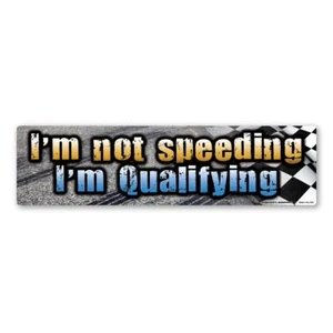 I'm Not Speeding, I'm Qualifying imán tira de parachoques - Imagen 1 de 1