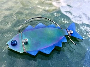 Noel Yoyovich handgemachter Fisch in hitzefarbenem Titan mit blauem Glas Cabochon Auge - Bild 1 von 7