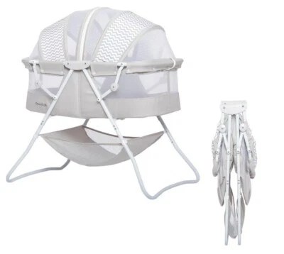 Cuna portátil Dream On Me Karley - Gris fresco, liviana (NUEVA) Foto 1 de 4