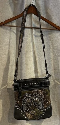 Bandolera occidental con tachuelas de pistola de camuflaje con estrás para mujeres Bolso de hombro Foto 1 de 4