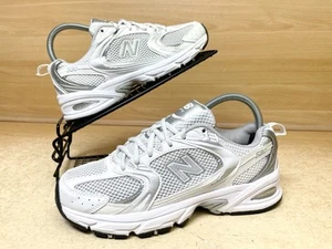 New Balance 530 scarpe da ginnastica da corsa bianche e argento Wonsan’s taglia UK 4,5 - Foto 1 di 19