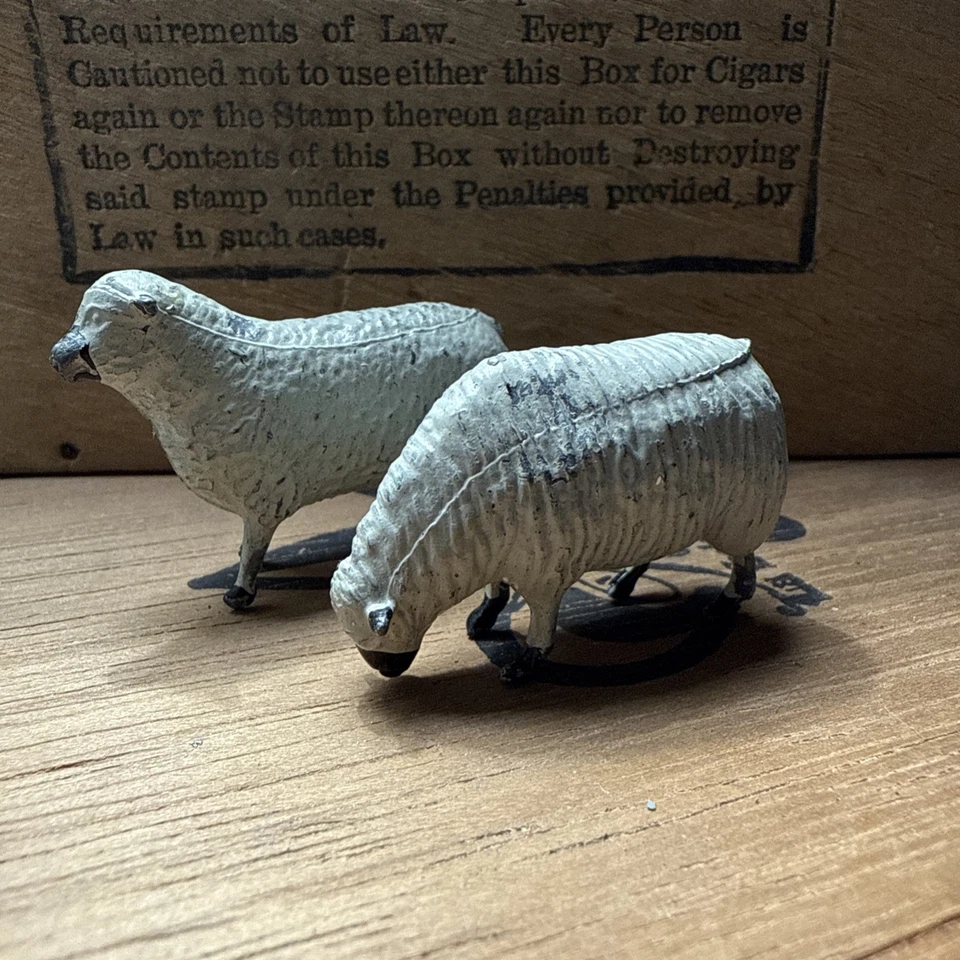2 figuras de juguete de colección blancas de animales de granja de Gran Bretaña de plomo de la década de 1930 Foto 1 de 4