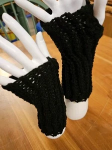 Schwarze fingerlose Handschuhe. Handgefertigt & nagelneu, Größe M. Bequem & Gemütlich.  - Bild 1 von 8