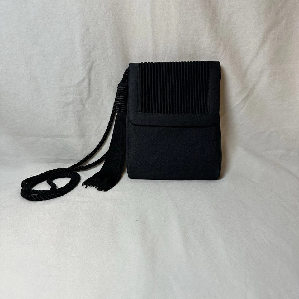 Винтажная черная текстурированная маленькая сумка через плечо 80-х Lord and Taylor с веревочными кисточками - Изображение 1 из 4