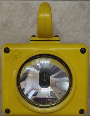 Lámpara de batalla vintage de la Marina Segunda Guerra Mundial-1960 Foto 1 de 4